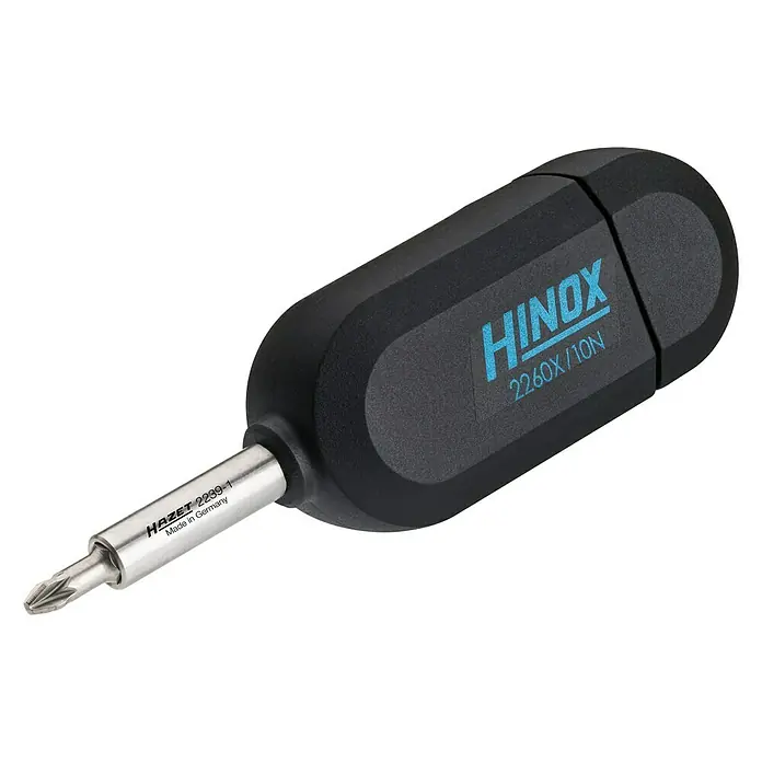 Hazet Bit-Set 2260X/10N - 9 -tlg. - Nahaufnahme eines Hinox 2260/10N Stubby Schraubendrehers mit Phillips-Bit vor schwarzem Hintergrund.