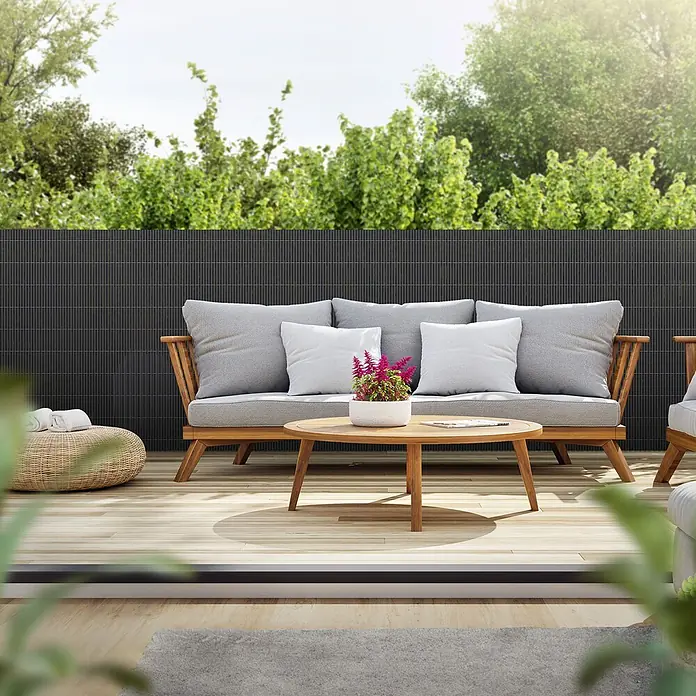 ECD Germany Sichtschutzelement Anthrazit Windschutz Zaunblende für Garten Balkon Terrasse - B x H: 700 x 100 cm, Kunststoff, Anthrazit - Dunkelgrauer Lamellen-Sichtschutzzaun auf einer Terrasse, moderne Abgrenzung.