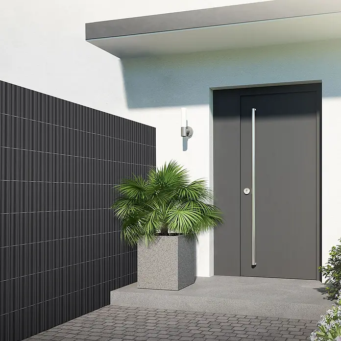 ECD Germany Sichtschutzelement Anthrazit Windschutz Zaunblende für Garten Balkon Terrasse - B x H: 500 x 140 cm, Kunststoff, Anthrazit - Moderne graue Haustür mit langem vertikalen Griff am Eingang eines zeitgenössischen Gebäudes.