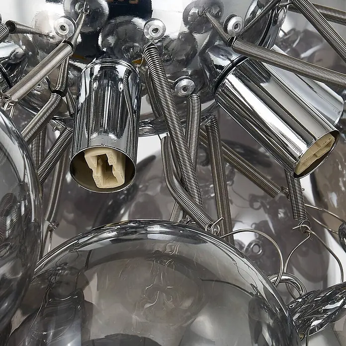 Lucande Deckenleuchte Diborah - L x B x H: 50 x 50 x 32 cm, alu / grau / zink, G9 - Nahaufnahme einer modernen Leuchte mit Chrommetallteilen, Federn und klaren Kugeln.