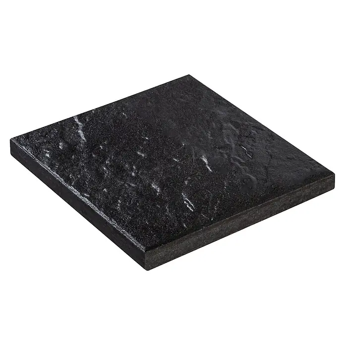 Diephaus Terrassenplattenmuster Glandale - Schwarz-Basalt - Dunkle, quadratische Fliese mit rauer, strukturierter Oberfläche.