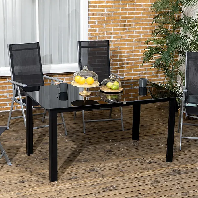 Outsunny Gartentisch - L x B x H: 150 x 90 x 74 cm, Aluminium, gehärtetes Glas, Rechteckig, Schwarz - Schwarzer Outdoor-Esstisch mit Glasplatte und schwarzen Beinen sowie Stühlen mit grauem Gestell und schwarzer Netzbespannung auf einer Holzterrasse.