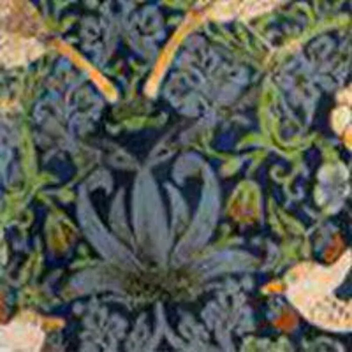PR Home Tischleuchte Tove - 40 W, E27 - Dunkelblauer Stoff mit filigranem Blumen- und Vogelmuster, mit hellblauen Lilien und orangefarbenen Akzenten.