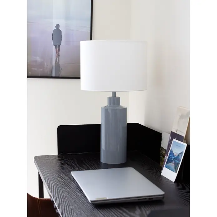 PR Home Tischleuchte 46cm - 40 W, E27 - Graue Keramik-Schreibtischlampe mit weißem Stoffschirm, auf einem dunklen Holztisch neben einem Laptop.