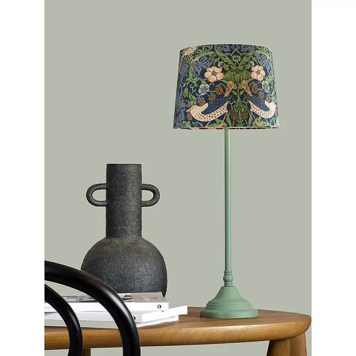 PR Home Tischleuchte blau - 40 W, E27 - Grüne Tischlampe mit William Morris-Schirm (Vogel-/Blumenmuster) und schwarzer Texturvase auf Holztisch.