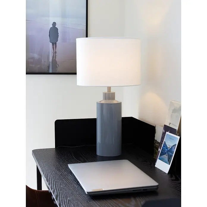 PR Home Tischleuchte 46cm - 40 W, E27 - Graue Lampe und silberner Laptop auf dunklem Holzschreibtisch, als Home-Office-Arbeitsplatz eingerichtet.