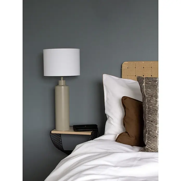 PR Home Tischleuchte 57cm - 40 W, E27 - Eine beige Nachttischlampe mit weißem Schirm auf einem schwebenden Holzregal neben einem Bett mit weißen und braunen Kissen.