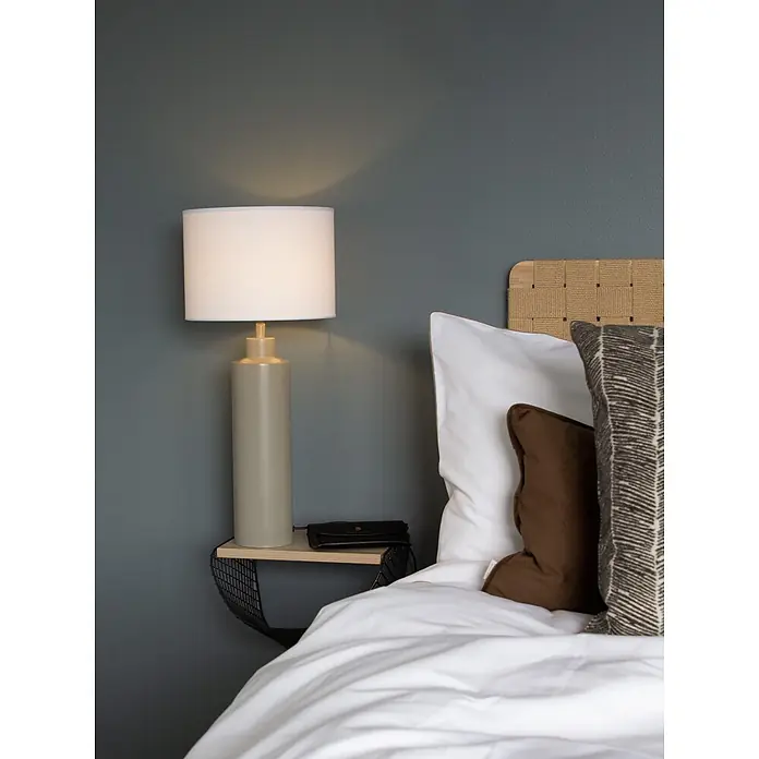 PR Home Tischleuchte 57cm - 40 W, E27 - Beige Tischlampe mit weißem Schirm auf Nachttisch neben dem Bett.