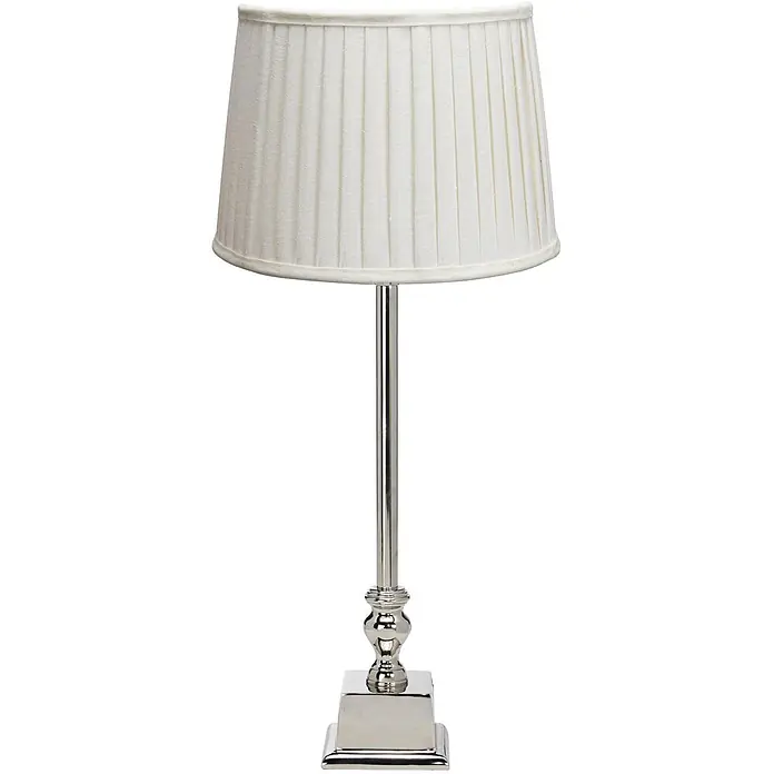 PR Home Tischleuchte Linné - 40 W, E27 - Plissierter cremefarbener Stofflampenschirm auf einer Tischlampe aus poliertem Metall.