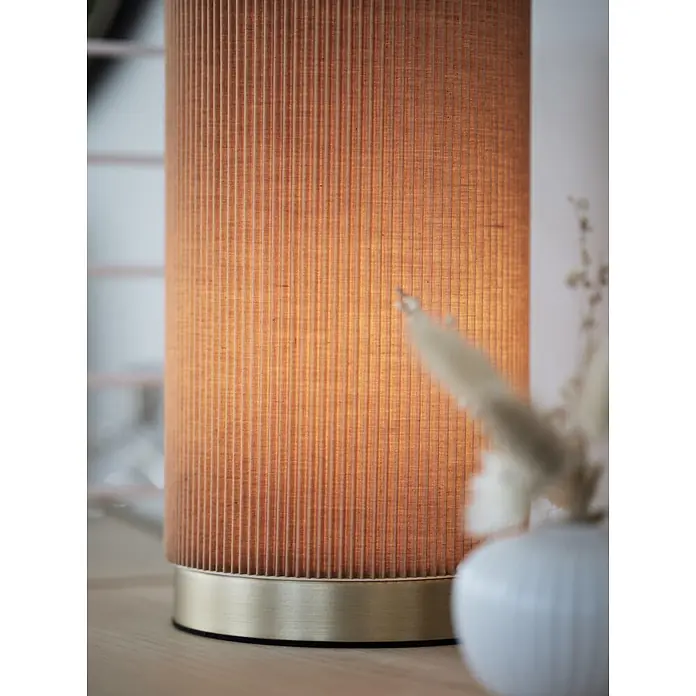 PR Home Tischleuchte Dora - 25 W, E27 - Beleuchtete Tischlampe mit plissiertem, orangebraunem Stoffschirm und gebürsteter Messingbasis.