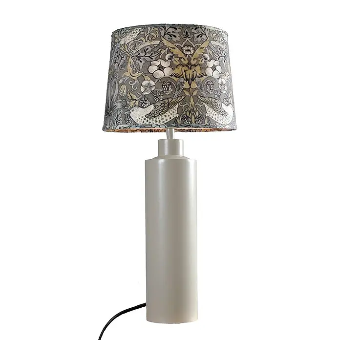 PR Home Tischleuchte Solo - 40 W, E27 - Zylindrische cremefarbene Tischlampe mit konischem Stofflampenschirm, der ein botanisches Muster aus Vögeln, Blumen und Blättern zeigt.