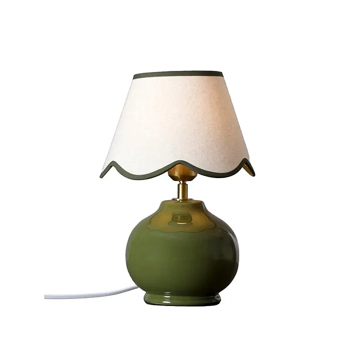 PR Home Tischleuchte Nell - 40 W, E27 - Grüne Keramik-Tischlampe mit gewelltem cremefarbenem Schirm und dunkelgrünem Rand.