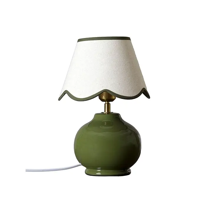 PR Home Tischleuchte Nell - 40 W, E27 - Eine grüne Keramik-Tischlampe mit weißem, gewelltem Stoffschirm und Messingakzenten.