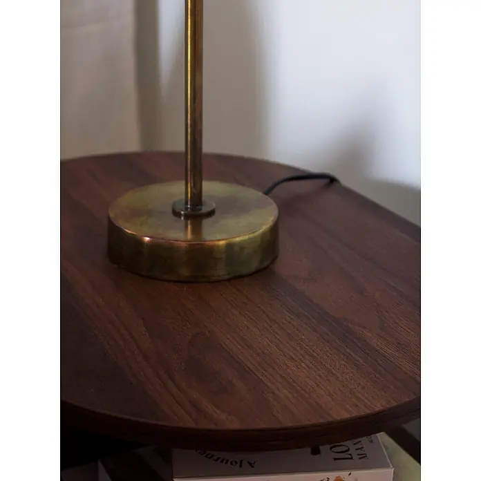 PR Home Tischleuchte 46cm - 25 W, E27 - Runde Tischplatte aus dunklem Holz mit Messinglampenfuß und schwarzem Kabel.
