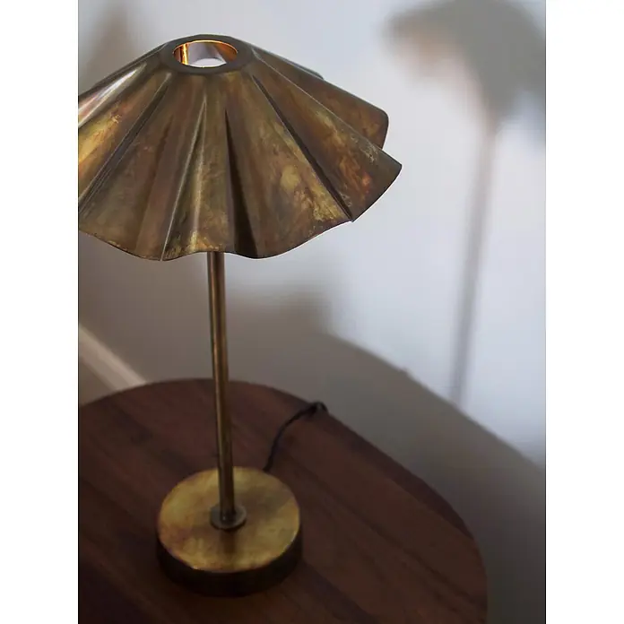 PR Home Tischleuchte 46cm - 25 W, E27 - Messing-Tischlampe mit plissiertem Schirm auf einem Holztisch.