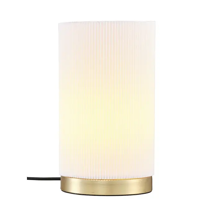 PR Home Tischleuchte Dora - 25 W, E27 - Beleuchtete Tischlampe mit plissiertem, weißem Zylinderschirm, warmes Licht ausstrahlend, und goldenem Messingsockel.