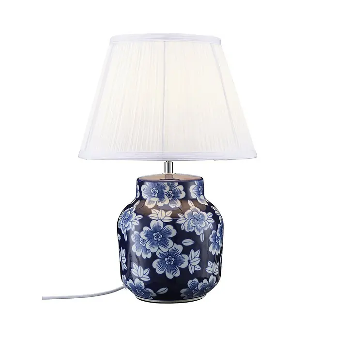 PR Home Tischleuchte Fanny - 15 W, E27 - Blaue und weiße Keramik-Tischlampe mit Blumenmuster und plissiertem weißem Stoffschirm.
