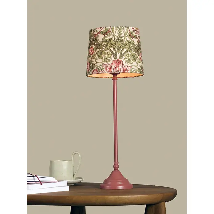 PR Home Tischleuchte Tove - 40 W, L x B x H: 20 x 20 x 57 cm, E27 - Tischleuchte mit floralem Lampenschirm und rotbraunem Fuß, auf Holztisch neben Tasse und Notizbüchern.