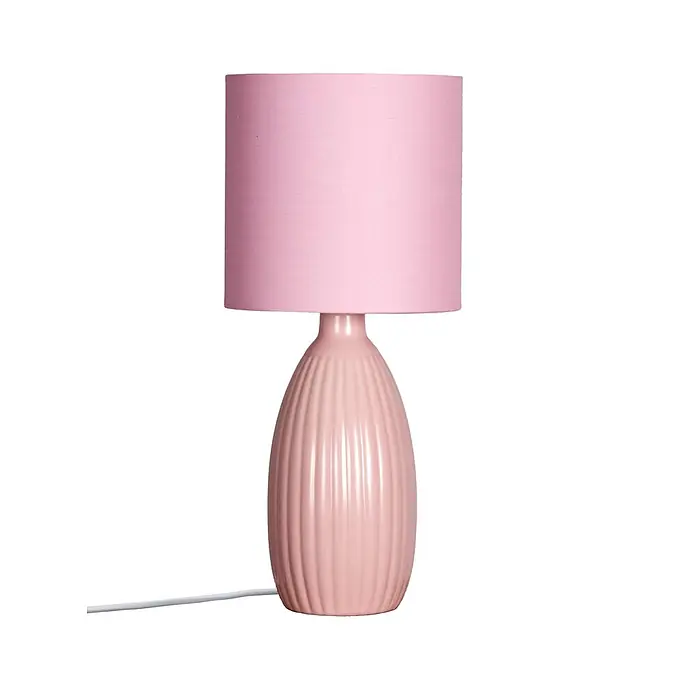 PR Home Tischleuchte Uno - 25 W, E14 - Eine rosa Keramiktischlampe mit geripptem, ovalem Sockel und zylindrischem Stoffschirm.