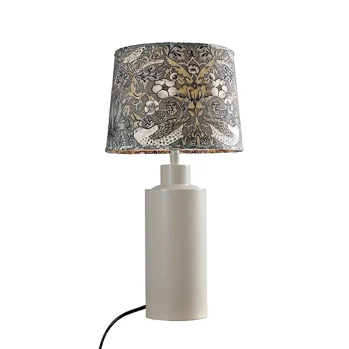 PR Home Tischleuchte Solo - 40 W, E27 - Tischleuchte mit cremefarbenem zylindrischem Fuß und gemustertem Schirm mit grauen Blumen- und Vogelmotiven.