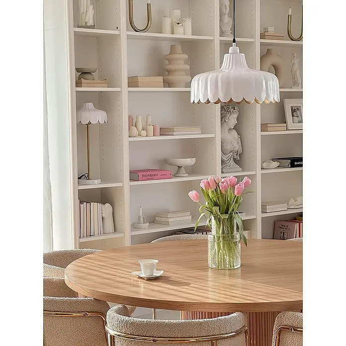 PR Home Tischleuchte Tischleuchte Wells - 25 W, E27 - Weiße Pendelleuchte mit Wellenrand und Goldakzent, elegant über einem Holztisch hängend.