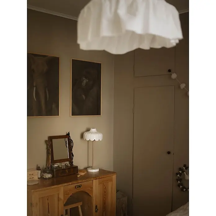 PR Home Tischleuchte Tischleuchte Wells - 25 W, E27 - Weiße Rüschenstoff-Deckenlampe erhellt ein gemütliches Zimmer.