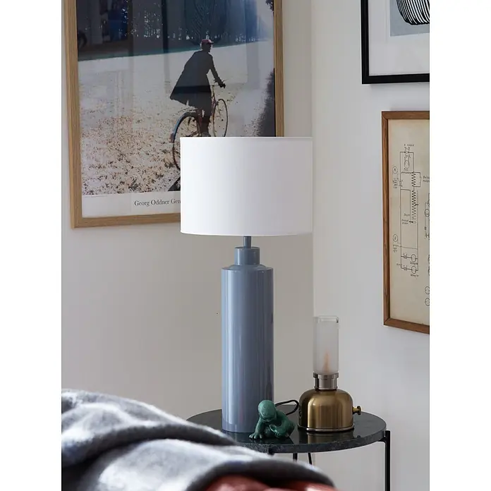 PR Home Tischleuchte Solo - 40 W, E27 - Hellblaue Tischlampe mit weißem Schirm auf einem dunklen Marmor-Beistelltisch.