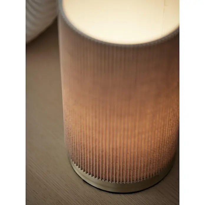 PR Home Tischleuchte Dora - 25 W, L x B x H: 14 x 14 x 25 cm, E27 - Beleuchtete Tischleuchte mit plissiertem, hellbraunem Stoffschirm auf Holzoberfläche.