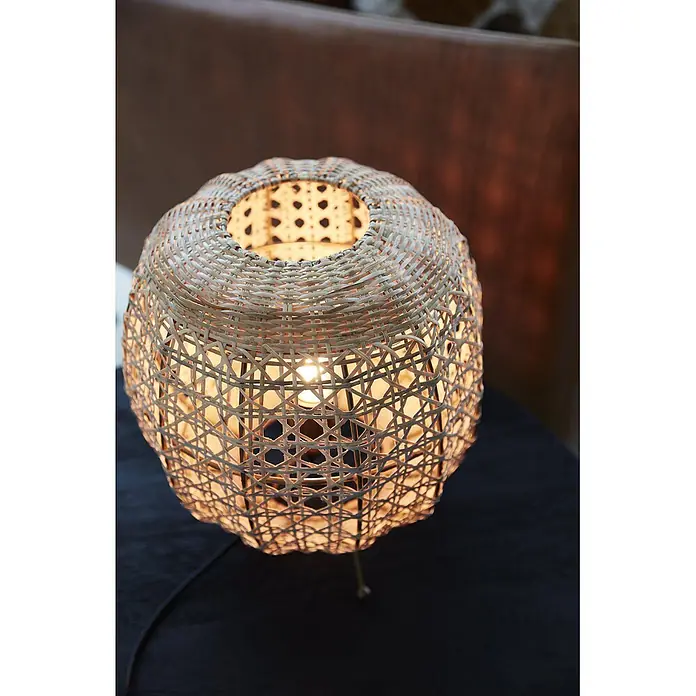 PR Home Tischleuchte Tischleuchte Wickham - 25 W, E27 - Beleuchtete Tischlampe aus geflochtenem Rattan in Naturholzfarbe, wirft warme Lichtmuster.