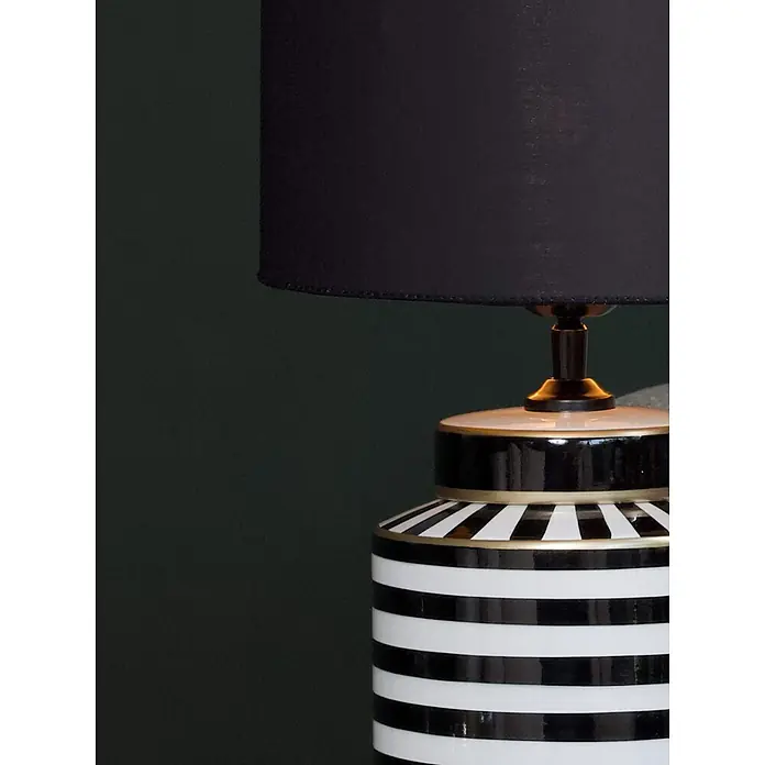 PR Home Tischleuchte 48cm - 40 W, E27 - Schwarz-weiß gestreifte Keramik-Tischlampe mit schwarzem Lampenschirm und goldenen Akzenten.