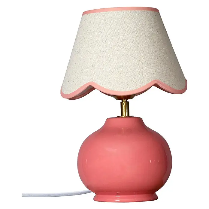 PR Home Tischleuchte Nell - 40 W, E27 - Eine rosa Keramik-Tischlampe mit cremefarbenem, gewelltem Stofflampenschirm und rosa Saum.