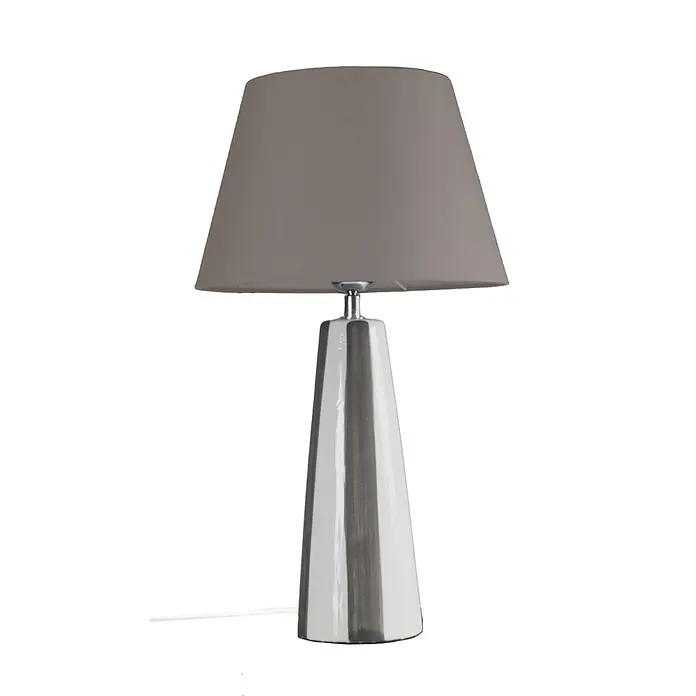 PR Home Tischleuchte Leya - 25 W, E27 - Tischlampe mit grauem Stofflampenschirm und weißer Keramikbasis mit grauen vertikalen Streifen. Ein silberner Verbinder hält Schirm und Basis zusammen.