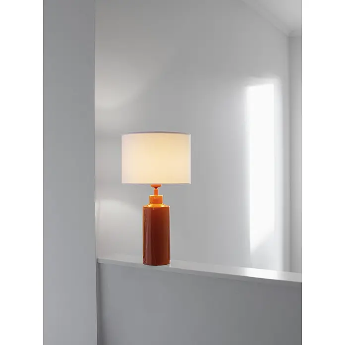 PR Home Tischleuchte 46cm - 40 W, E27 - Eine orangefarbene Keramik-Tischlampe mit weißem Stoffschirm.