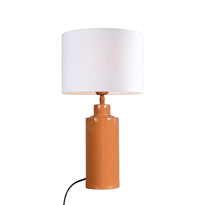 PR Home Tischleuchte 46cm - 40 W, E27 - Eine Tischlampe mit einem orangefarbenen Keramiksockel und einem weißen zylindrischen Stofflampenschirm.
