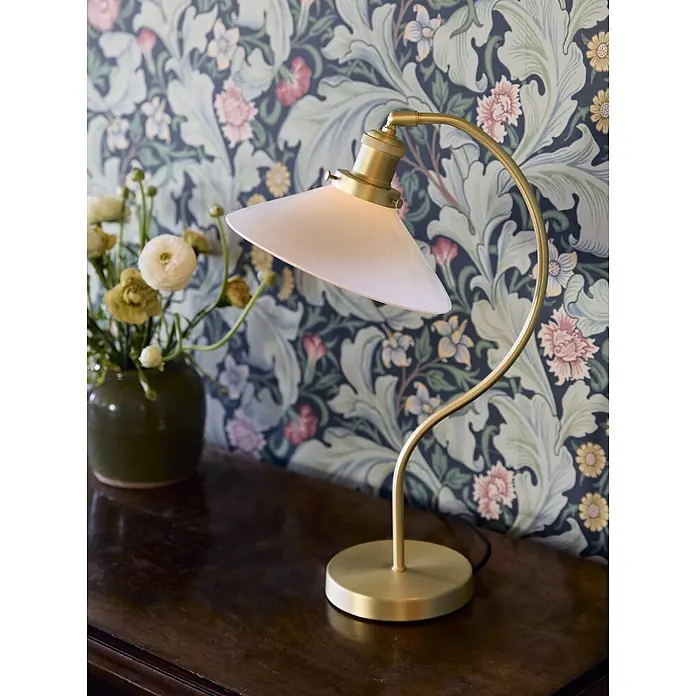 PR Home Tischleuchte Axel - 15 W, E27 - Goldene Schreibtischlampe mit weißem konischem Schirm auf einem dunklen Holztisch.