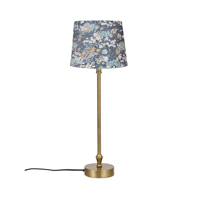 PR Home Tischleuchte Liam - 40 W, L x B x H: 20 x 20 x 56 cm, E27 - Eine Tischlampe mit blauem Blumenlampenschirm und goldfarbenem Metallsockel und -ständer.