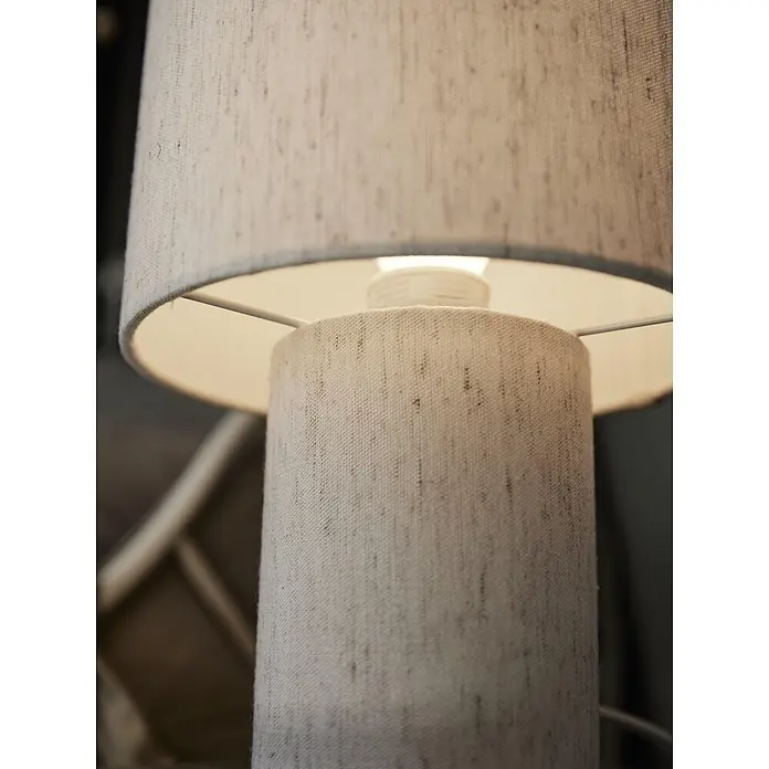 PR Home Tischleuchte Leah - 15 W, E27 - Helle, strukturierte Stofftischlampe mit Innen- und Außenschirm und beleuchteter Glühbirne.