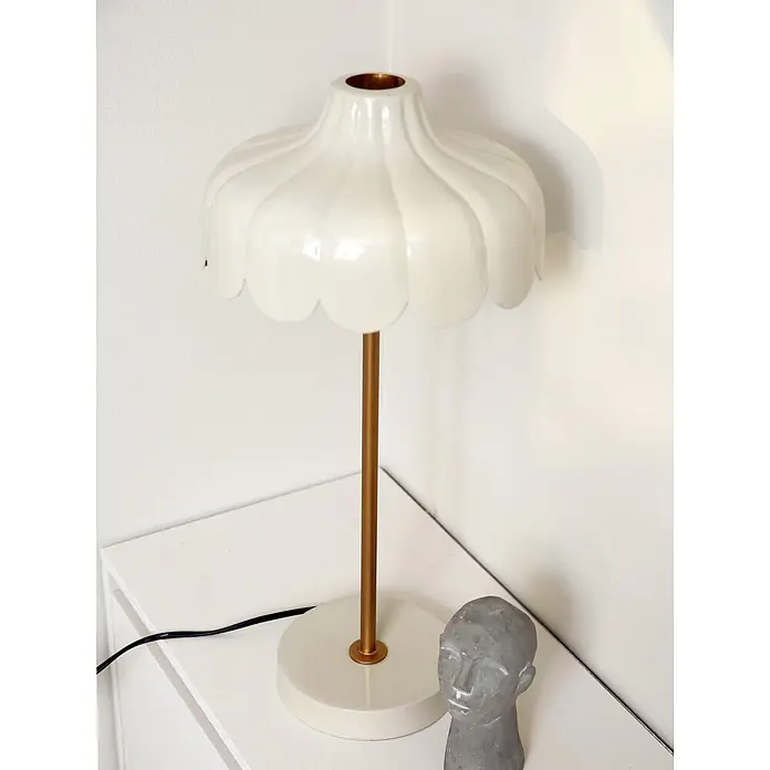 PR Home Tischleuchte Tischleuchte Wells - 25 W, E27 - Weiße gewellte Tischlampe mit schlankem Goldfuß und rundem Sockel.