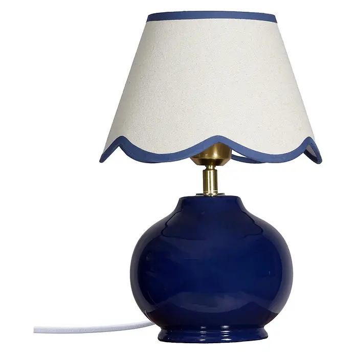 PR Home Tischleuchte Nell - 40 W, E27 - Tischlampe mit glänzender blauer Keramikbasis und hellbeigem, geschwungenem Stoffschirm mit blauem Rand, Messingfassung.
