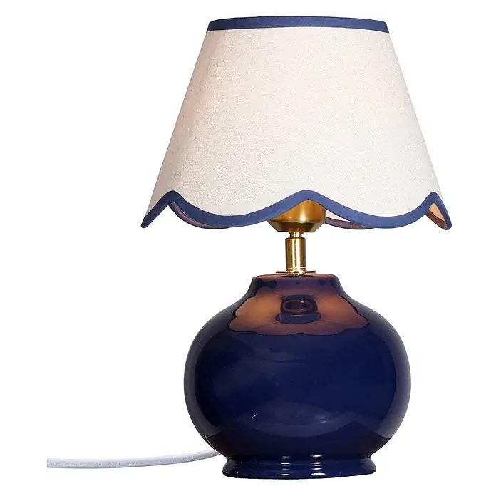 PR Home Tischleuchte Nell - 40 W, E27 - Dunkelblaue Keramik-Tischlampe mit weißem gewelltem Stoffschirm und blauer Verzierung.
