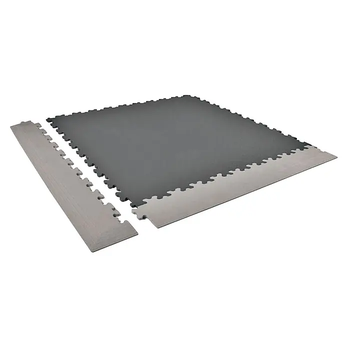 Gerflor Rampe Garagenboden - Dunkelgrau, 67 x 503 x 7 mm - Dunkelgraue Puzzle-Bodenmatten mit hellgrauen, holzgemaserten Rampenkanten.