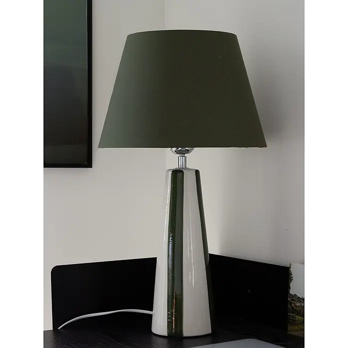 PR Home Tischleuchte Leya - 25 W, E27 - Tischlampe mit dunkelolivgrünem Stoffschirm und Keramikfuß mit vertikalen dunkelgrünen und cremefarbenen Streifen.