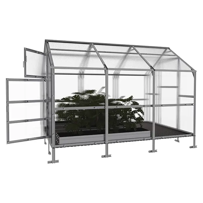 Klasika Greenhouses Gewächshaus Bernard Klasika - Außenmaß inkl. Dachüberstand (B x T): 235 x 300 cm, Material Seitenwand: Kunststoff, 4 mm, Silbergrau - Gewächshaus aus silbernem Aluminium mit transparenten Wellplatten und offener Tür, enthält dunkelgrüne Pflanzen in einem grauen Pflanzgefäß.