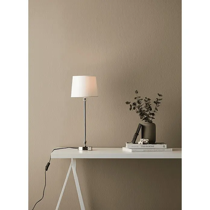PR Home Tischleuchte Liam - 15 W, E27 - Elegante silberne Tischlampe mit weißem Schirm auf einem weißen Schreibtisch mit Büchern und einer Vase.