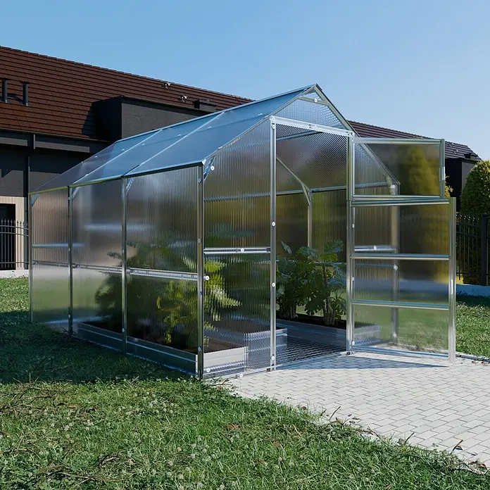 Klasika Greenhouses Gewächshaus Bernard Klasika - Außenmaß inkl. Dachüberstand (B x T): 235 x 300 cm, Material Seitenwand: Kunststoff, 4 mm, Silbergrau - Ein Gewächshaus aus klarem Polycarbonat mit silbernem Metallrahmen und Pflanzen darin.