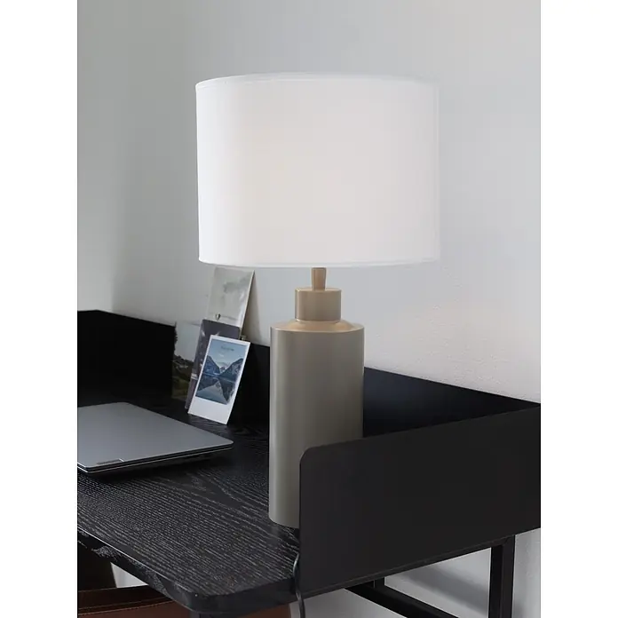 PR Home Tischleuchte 46cm - 25 W, E27 - Ein schwarzer Schreibtisch mit beiger Lampe, silbernem Laptop und Fotos, als kleiner Arbeitsplatz eingerichtet.