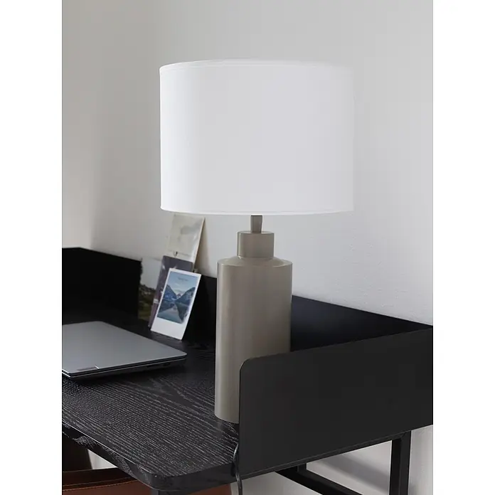 PR Home Tischleuchte 46cm - 25 W, E27 - Taupe Tischlampe mit weißem Stoffschirm auf einem dunklen Holzschreibtisch.