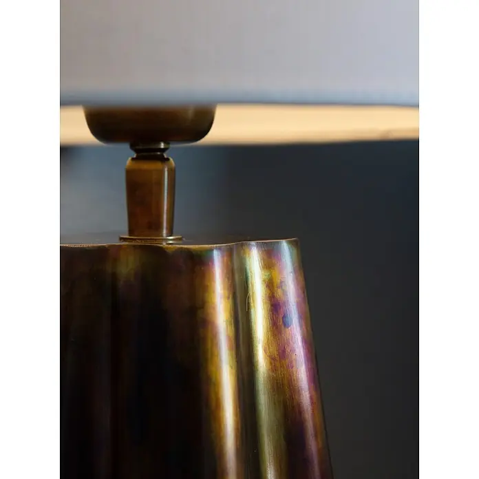 PR Home Tischleuchte 50cm - 40 W, E27 - Nahaufnahme einer Lampe mit hellem Schirm und irisiertem Messingsockel mit geriffelten Details.