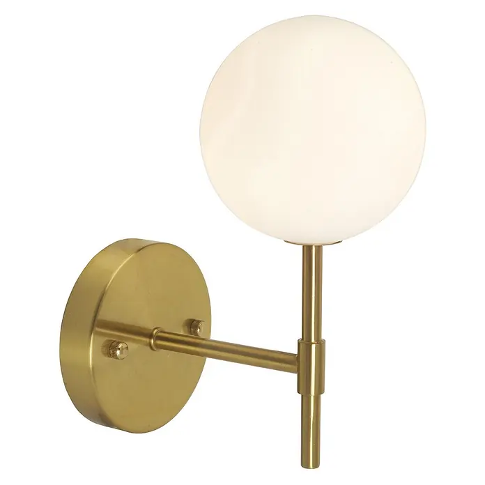 PR Home Wandleuchte Wandleuchte Sigma S - 5 W, G9 - Eine moderne Wandleuchte mit kugelförmigem, weißem Opalglasschirm und gebürstetem Messingarm mit runder Wandhalterung.