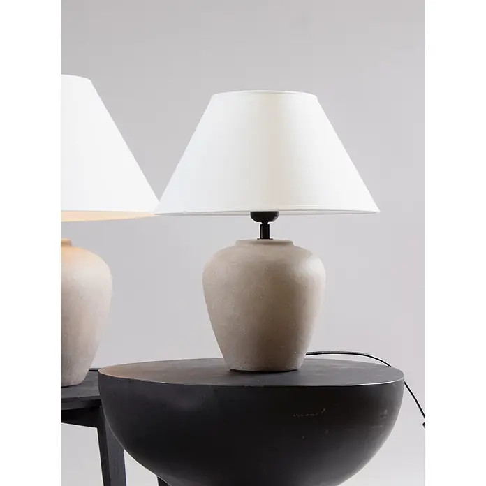 PR Home Tischleuchte Lilly - 15 W, E27 - Beigegraue strukturierte Tischlampe mit weißem Lampenschirm.